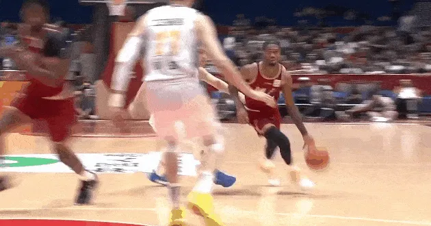 世界杯客户端升级说明-势大力沉！琼斯下顺起飞接球，在周琦头上完成双手空接暴扣