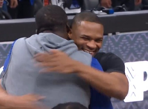 世界杯高清比赛直播平台-场下都是哥们儿！威少与德罗赞“围殴”追梦 随后三人大笑拥抱